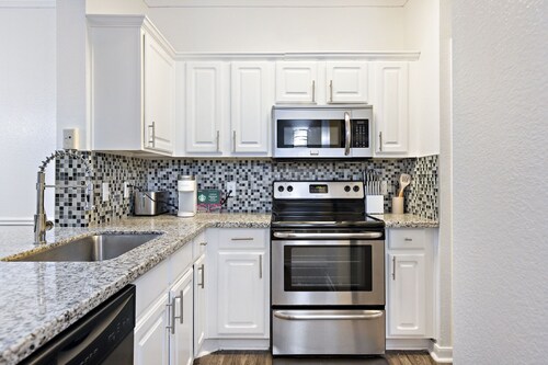 Gated Community Retreat Pool & Grill 10 Min to Downtown