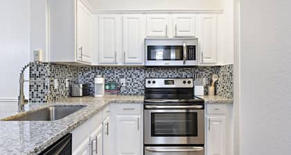 Gated Community Retreat Pool & Grill 10 Min to Downtown