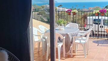 Villa, 3 Bedrooms, Balcony | Tempat makan luar