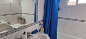 Appartement, 3 chambres, balcon | Salle de bain