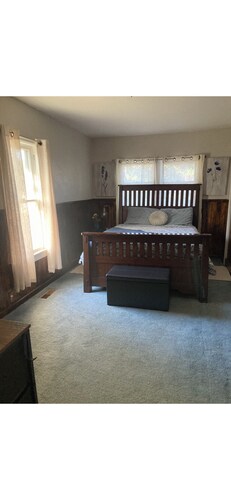 Charming convenient. 3-bedroom house in Laurel with AC,parking,storage,and more!