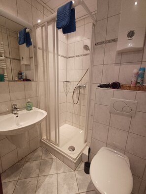 Suihku, hiustenkuivaaja, saippua, vessapaperi