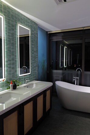 Bathroom - Paranomic WestLake View (Ha Noi)