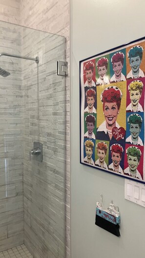 Sèche-cheveux, serviettes fournies, savon, shampoing
