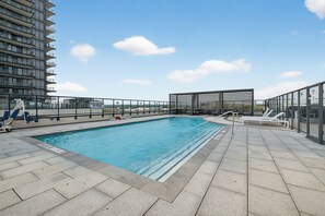 A heated pool - VRBO - Huge King Bed, Beautiful City&lake Views, Private Balcony & Parking  (Pickering)