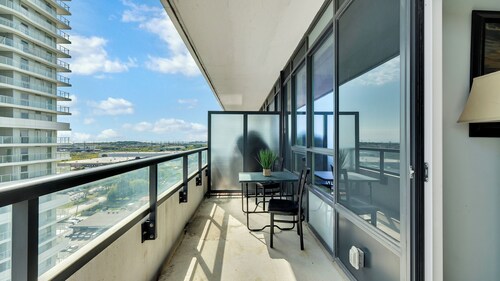 Elegant & Stylish, Beautiful City Views, Private Balcony, Relax & Unwind
