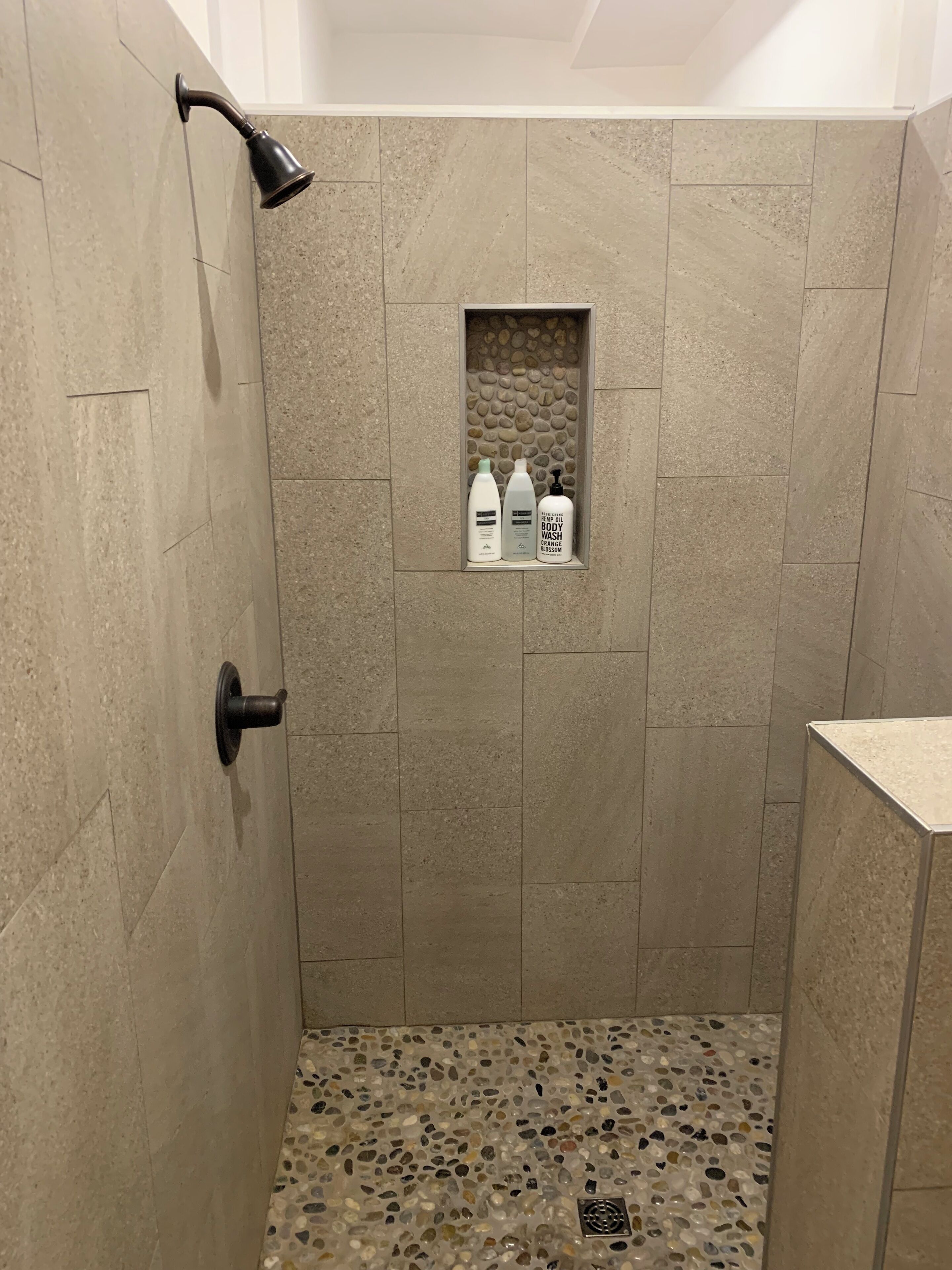 Een douche, een haardroger, handdoeken, zeep