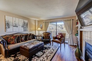 TV - The Seasons in Avon | Walk to Gondola & Lake (Avon)