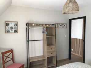 2 bedrooms, iron/ironing board, Internet, bed sheets