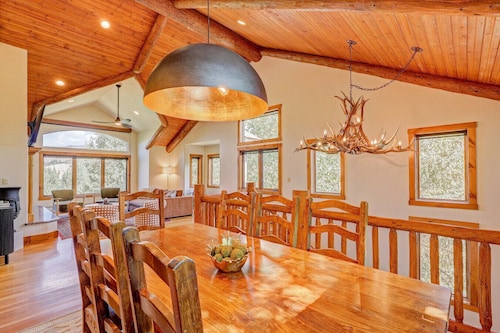 Spacious 4BR/4BA Mountain Retreat with Beaver Creek Shuttle