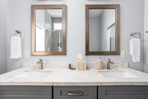 Ducha, secador de pelo, toallas, jabón