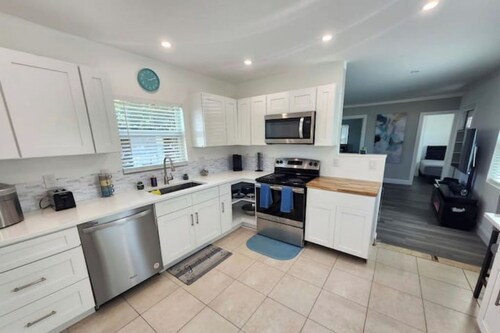 7 people, 3-bedroom, 5 min from Famous Delray Beaches. Each room separate Diakin