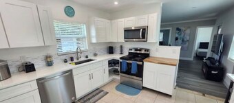 7 people, 3-bedroom, 5 min from Famous Delray Beaches. Each room separate Diakin