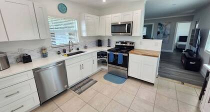 7 people, 3-bedroom, 5 min from Famous Delray Beaches. Each room separate Diakin