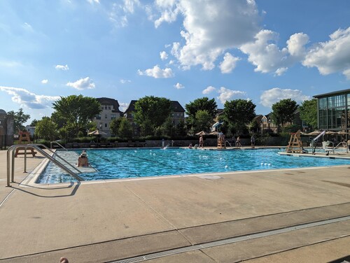 Stylish 4BR/3BA Townhome in Crown Gaithersburg, Walk to Rio, Pool, & Restaurants