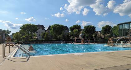 Stylish 4BR/3BA Townhome in Crown Gaithersburg, Walk to Rio, Pool, & Restaurants