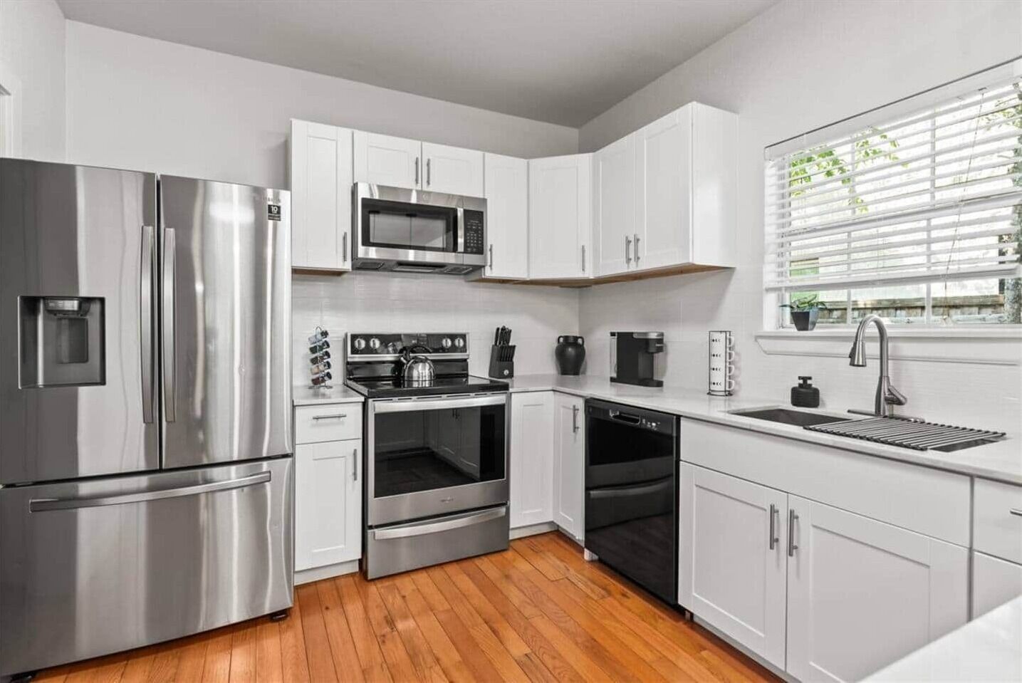 Kahvin-/teenkeitin, hummerimerta, jääpalakone, talouspaperi