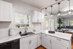 Kaffetrakter/tekoker, kasserolle for krabbe/hummer og ismaskin