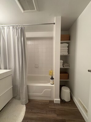 Haartrockner, Handtücher, Seife, Toilettenpapier