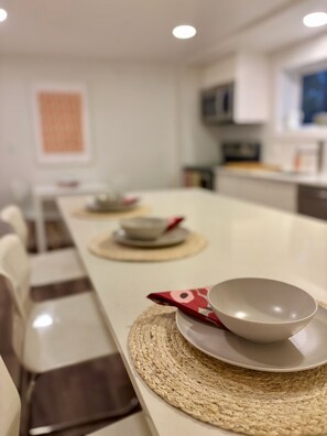 Dining - Guest suite in Kitsilano - Walking distance to beaches & shops. (Vancouver)