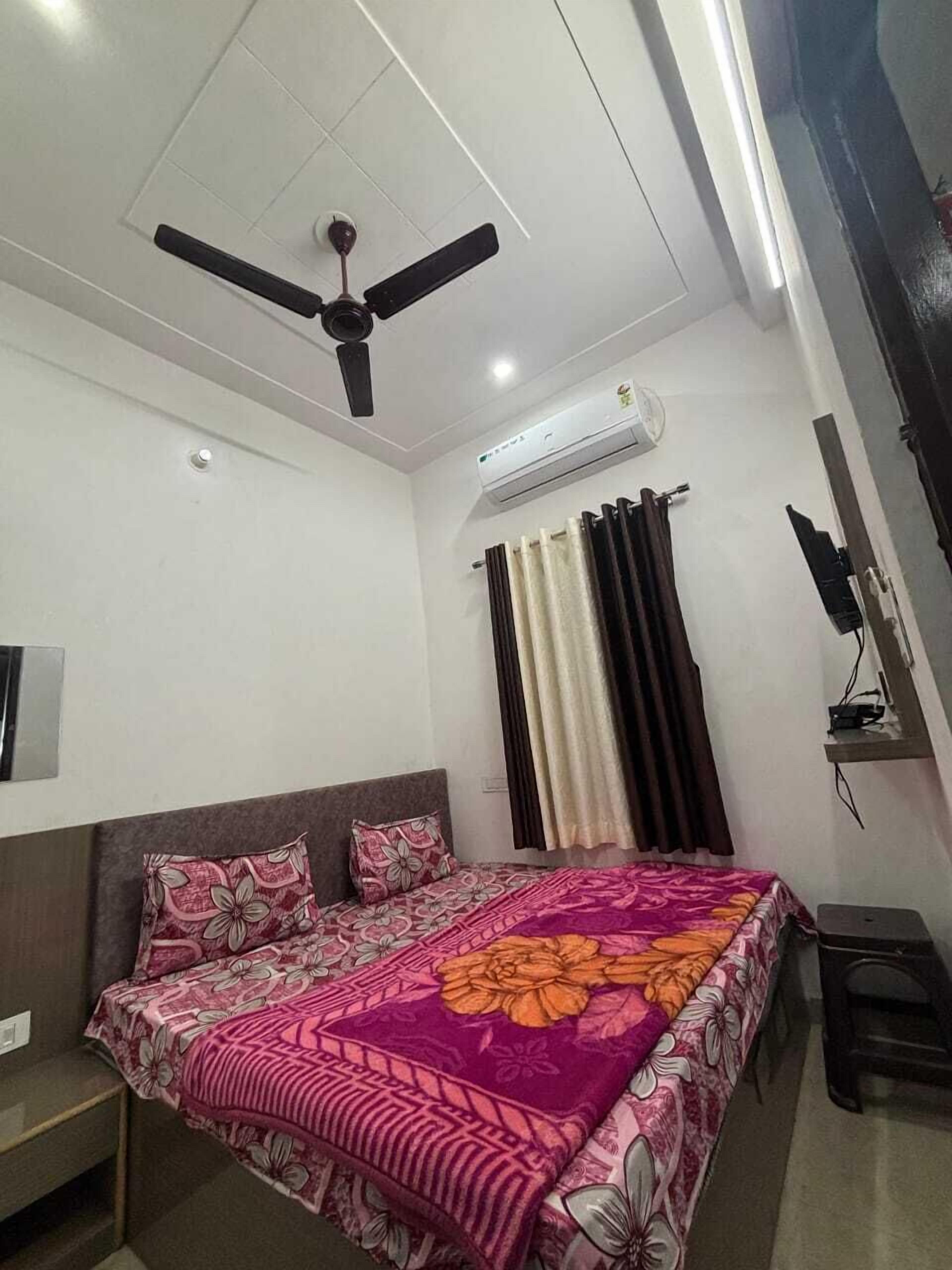 Deluxe Room | Rollaway beds, free WiFi, bed sheets