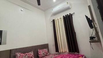 Deluxe Room | Rollaway beds, free WiFi, bed sheets