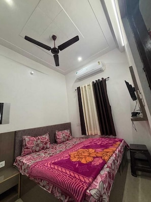 Rollaway beds, free WiFi, bed sheets - SHUKLA HOTEL (Kanpur)