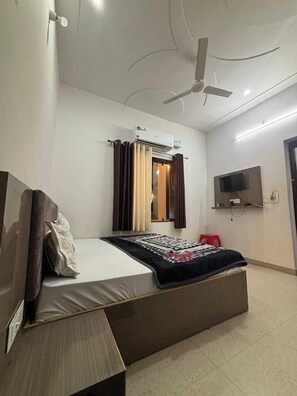 Deluxe Room | Rollaway beds, free WiFi, bed sheets - SHUKLA HOTEL (Kanpur)