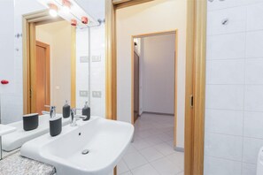 Shower, bidet - Principe Amedeo Home  (Turin)