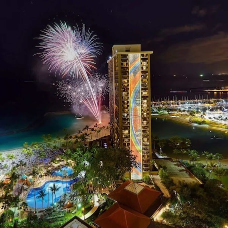 Brand-New Waikiki 2BR/2BA, Ocean View, Workspace