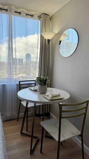 Dining - Newly Renovated Waikiki 2BD 2BA Ocean City View (Honolulu)