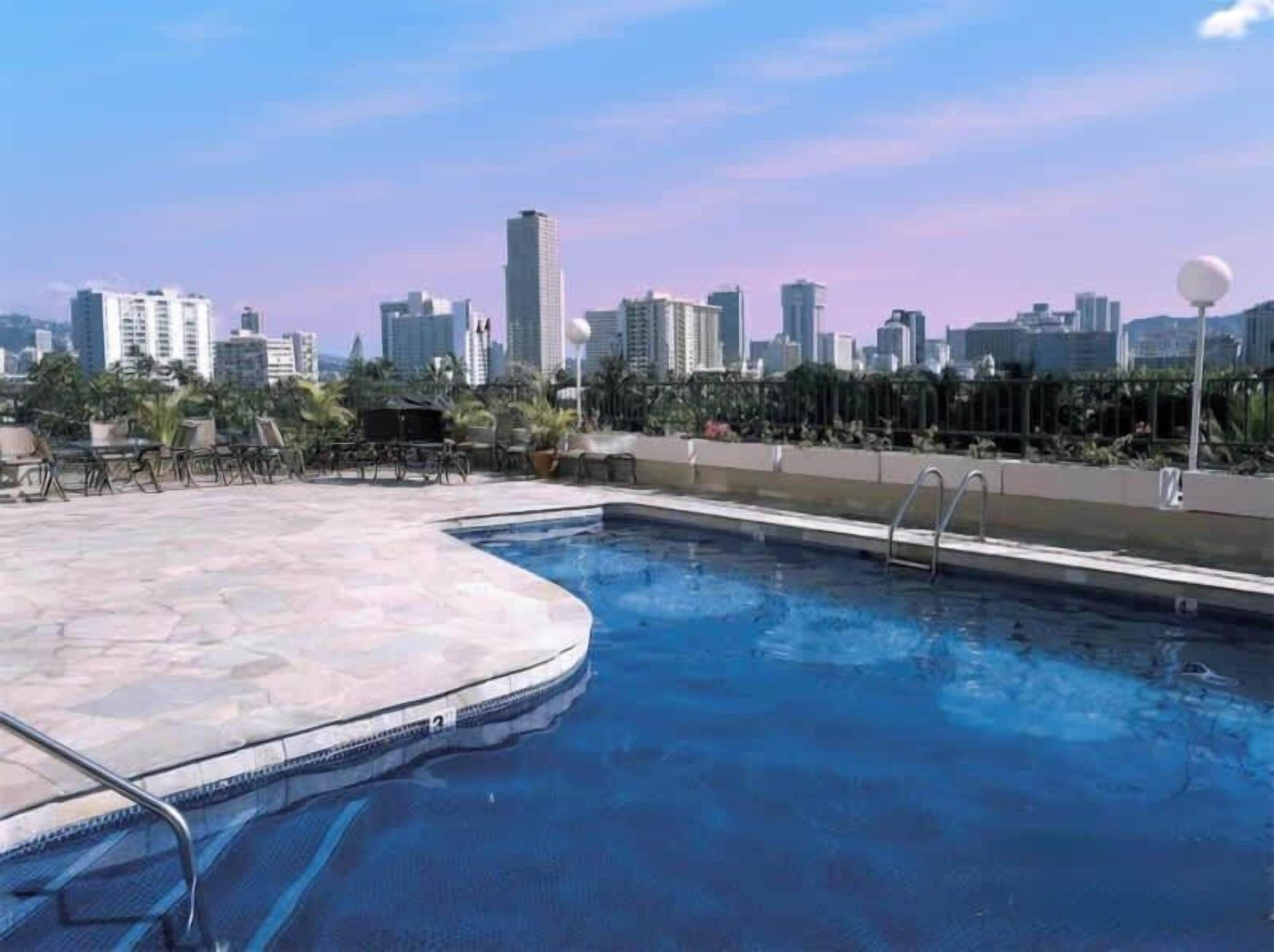 Waikiki Ocean View Studio, 3Beds, 1 Block to Beach - Photo 12
