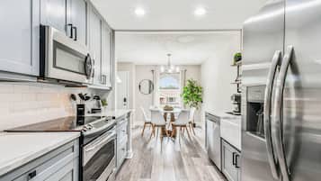 Microondas, horno, parrilla de estufa y lavavajillas