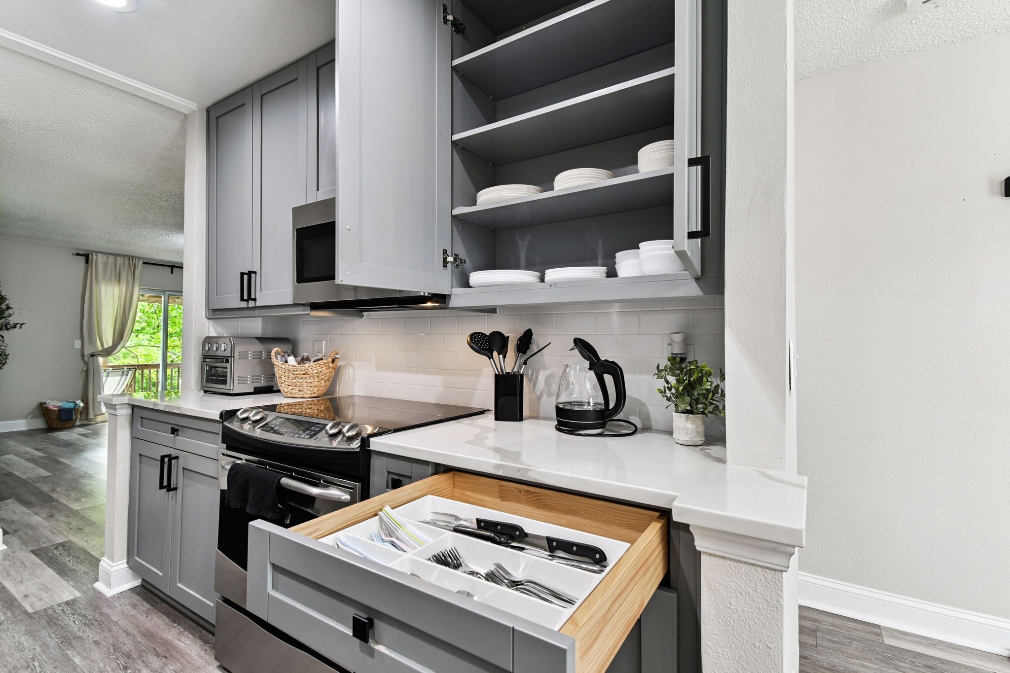 Micro-ondes, four, plaque de cuisson, lave-vaisselle