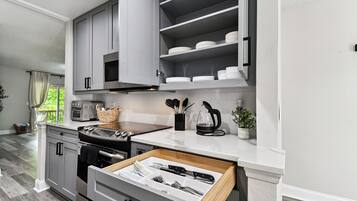 Micro-ondes, four, plaque de cuisson, lave-vaisselle