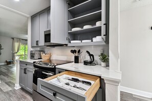 Mikrowelle, Ofen, Herdplatte, Geschirrspüler