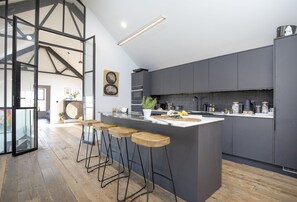 Kühlschrank, Mikrowelle, Ofen, Geschirrspüler