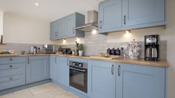 Frigorífico, microondas, horno y lavavajillas