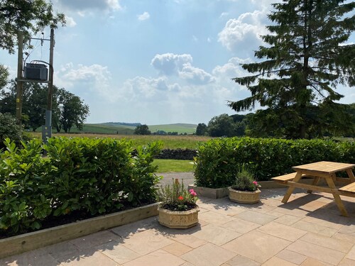 Beautiful 4 Bedroom Farmhouse Nr Monyash, Peak District - Sleeps 8.