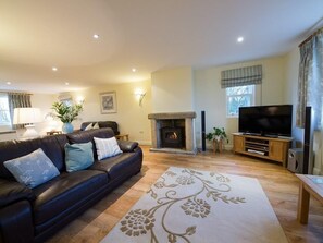 Smart TV, fireplace - Beautiful 4 Bedroom Farmhouse Nr Monyash, Peak District - Sleeps 8. (Nr Monyash)
