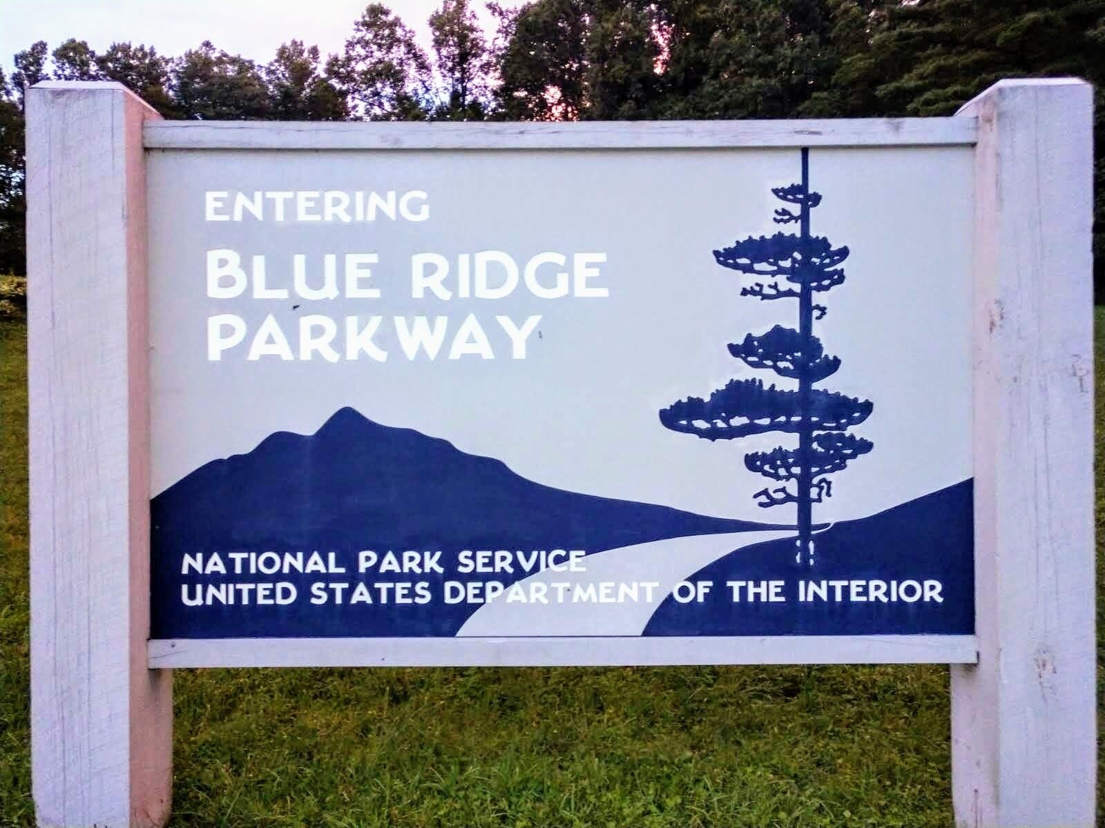 Placa para a entrada da Blue Ridge Parkway, indicando que é gerida pelo Serviço Nacional de Parques, Departamento do Interior dos Estados Unidos.