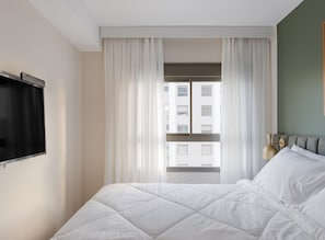 Apartamento conforto, vista para a cidade | Cortinas blackout, ferros/tábuas de passar roupa, Wi-Fi de cortesia