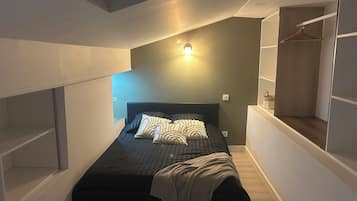 1 habitación, tabla de planchar con plancha, wifi y ropa de cama