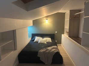 1 slaapkamer, een strijkplank/strijkijzer, wifi, beddengoed