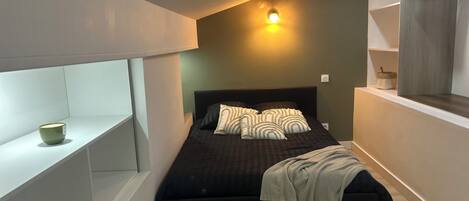 1 habitación, tabla de planchar con plancha, wifi y ropa de cama