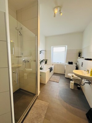 Een haardroger, handdoeken, toiletpapier