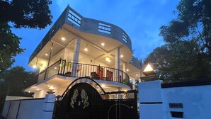 A modern building with a curved facade, a balcony, and a gated entrance. - Eolie Weligama (Weligama)
