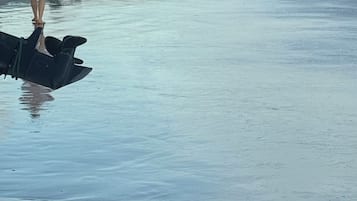 Na praia, areia branca