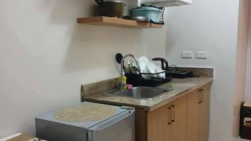 Stovetop, cookware/dishes/utensils
