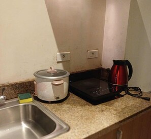 Stovetop, cookware/dishes/utensils